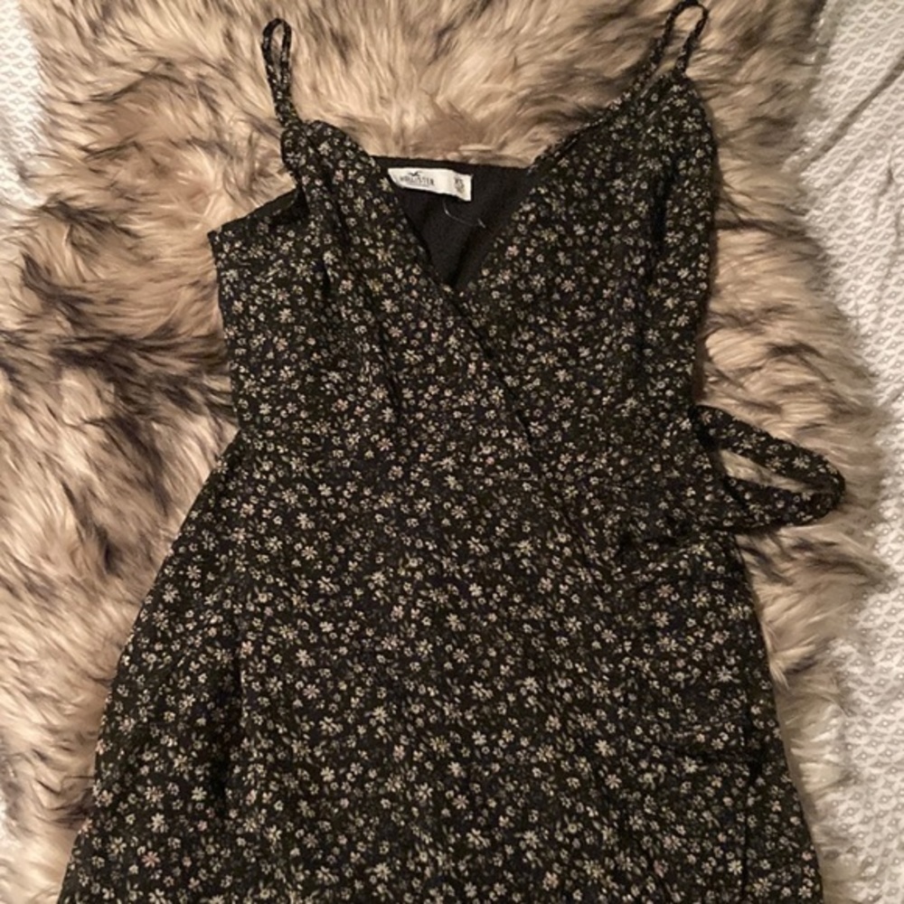 Hollister ◦ black floral wrap front dress XS